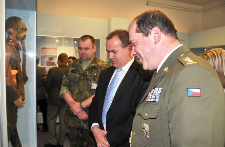 Vojenské muzeum v kasárnách si prohlédl hejtman (vlevo) v doprovodu velitele 31. brchbo Miroslava Knoppa (vpravo).